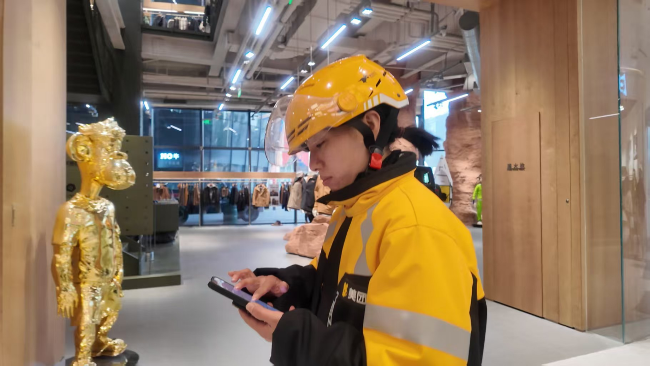 图说：孙精精正在送外卖